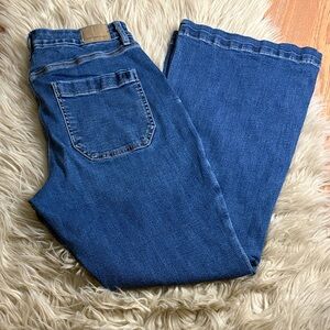 American Eagle High-Rise Flare Jeans - Medium Blue